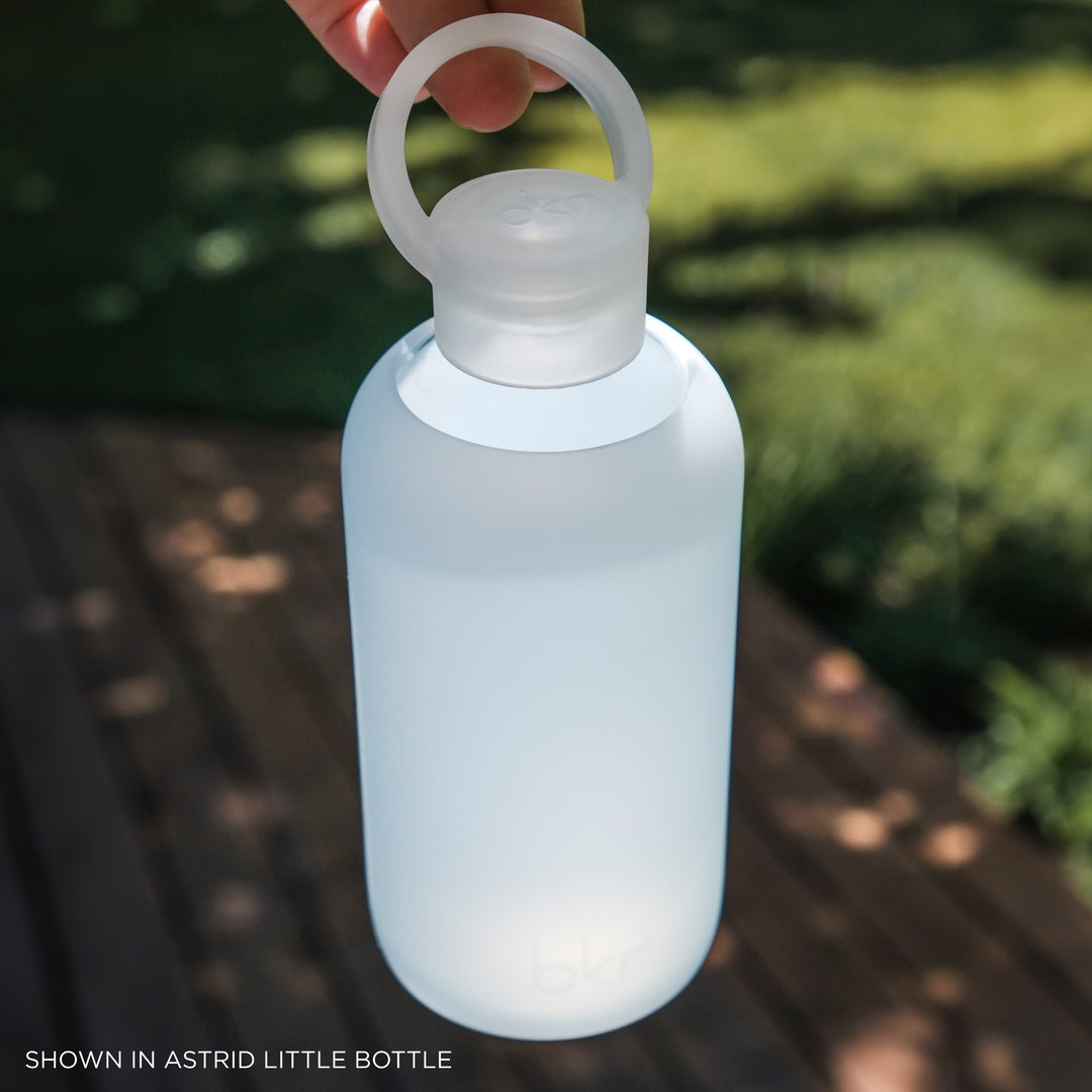 bkr Bottle Sip Kit: Glass + silicone water bottle + Silicone Straw + Straw Cap: 16oz ASTRID & THE SNOWDRIFT - LITTLE BOTTLE SIP KIT 500ML (16OZ)