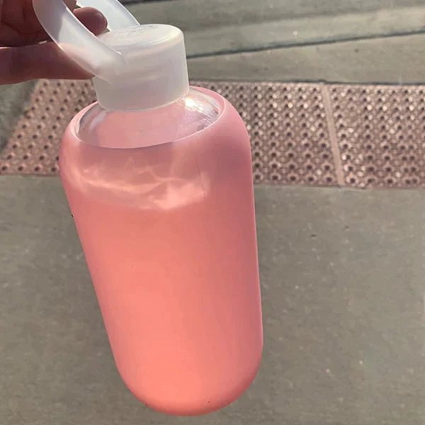 bkr Bottle Sip Kit: Glass + silicone water bottle + Silicone Straw + Straw Cap: 32oz ROSE & THE LEMONADE STAND - BIG BOTTLE SIP KIT 1L (32OZ)